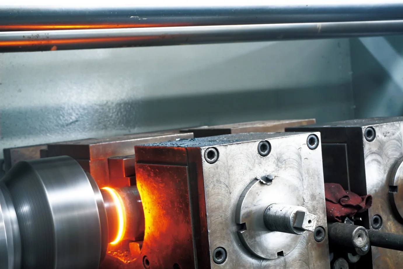 الأسطوانات الهيدروليكية HCIC: 4 أنواع أساسية وحلول مخصصة